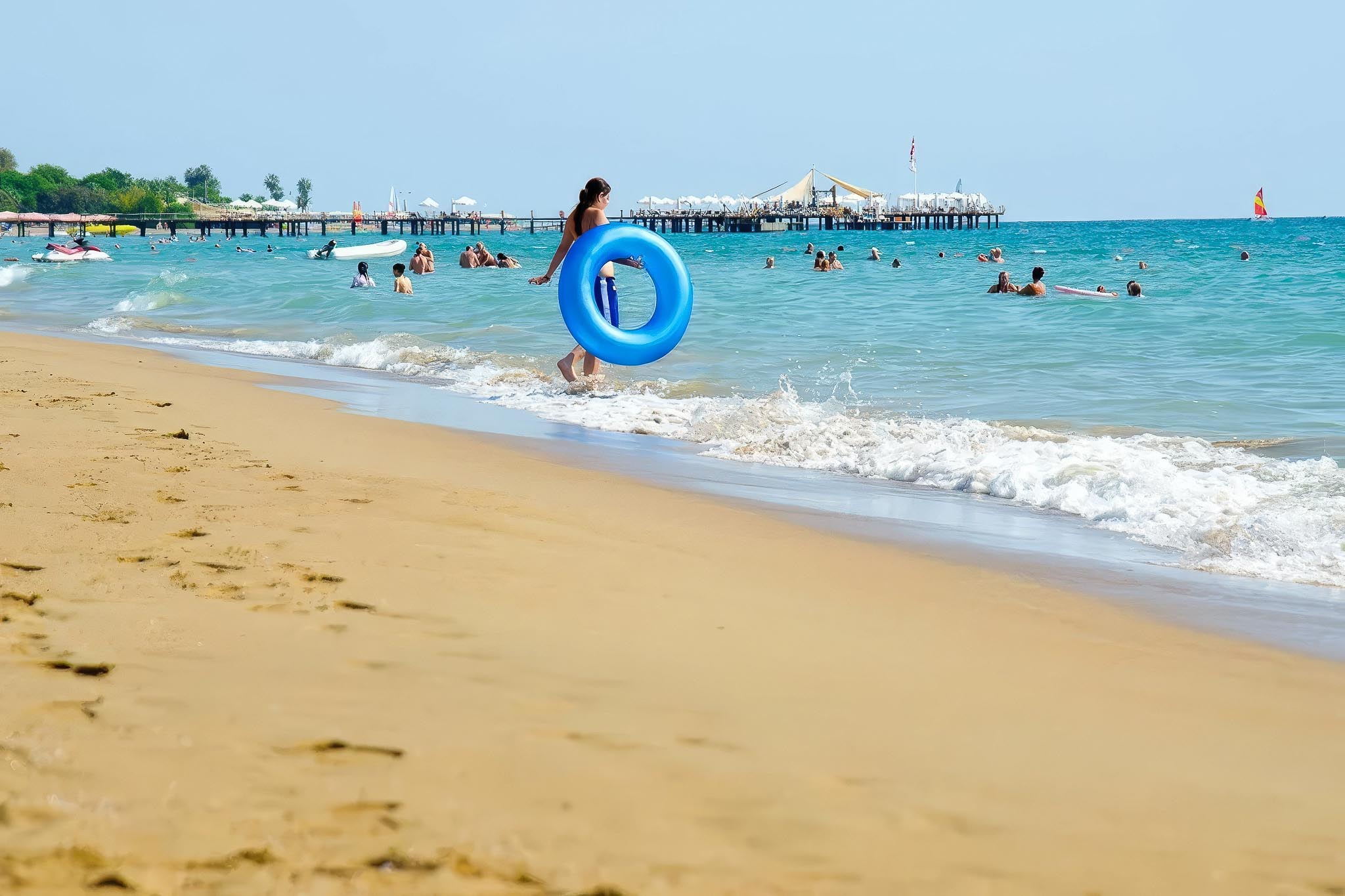 Havuz ve güneşlenme alanı