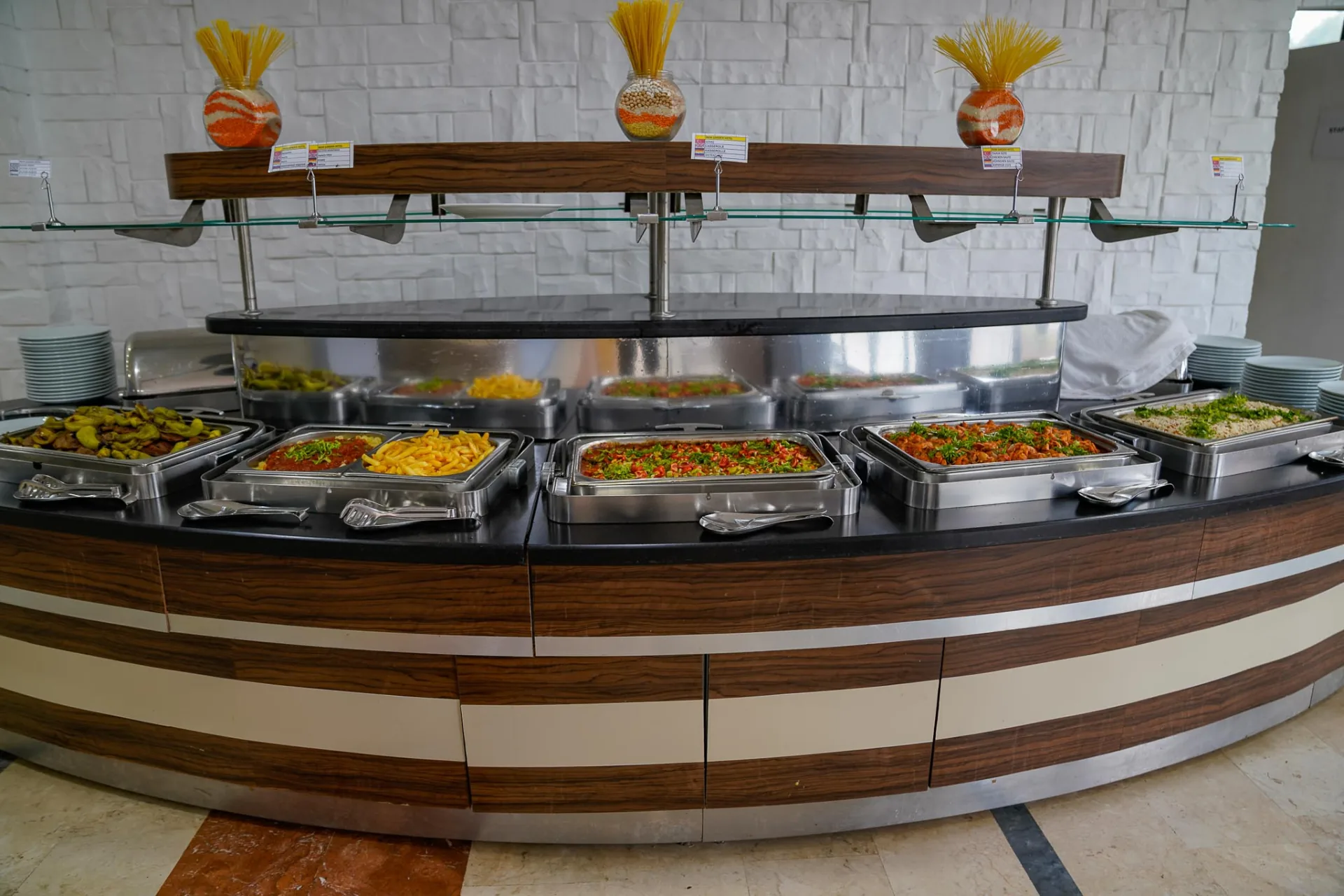 Restoranda sıcak yemek açık büfesi