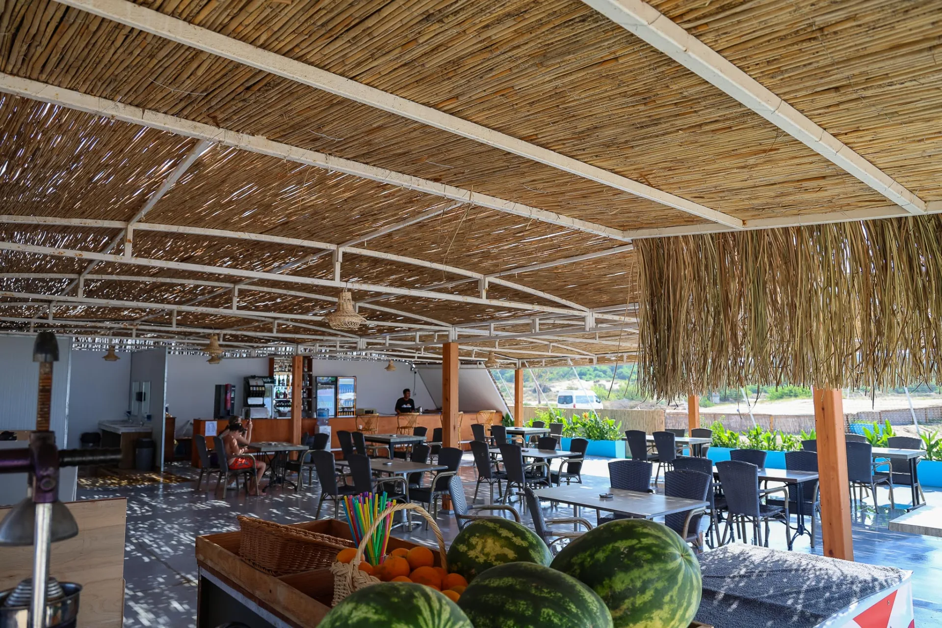Sahil barı ve açık restoran