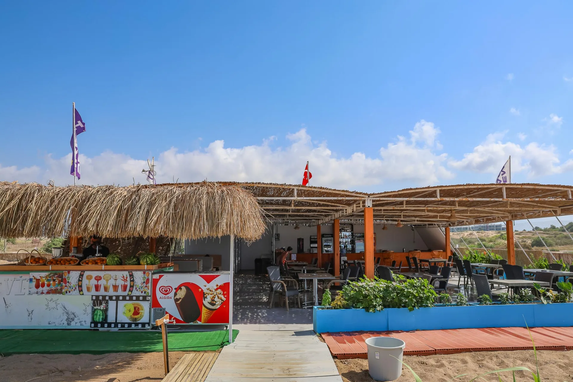 Sahil barı ve restoran alanı